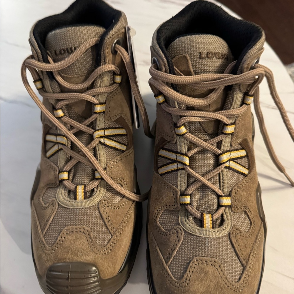 Lowa Brown Women’s Hiking Boots with High-Top Design and Padded Collar